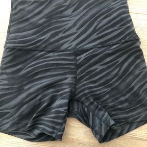 Lululemon le tigre stripe black grey align shorts 4 Great condition